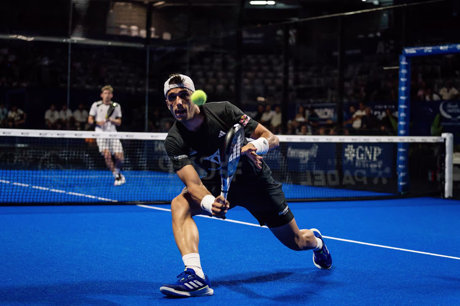 Jugador profesional de pádel en pista