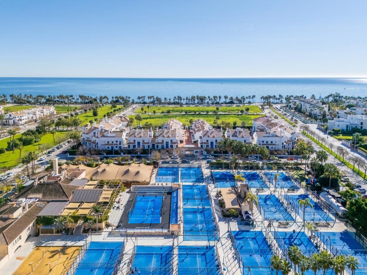 Club de pádel con vistas al mar
